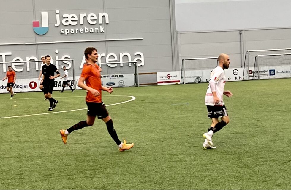 Midtbaneduell: Einar Tunheim Lye og Rune Pedersen Bore dominerte kvar sin omgang på midtbanen.
 Foto: Gunnar U. Stangeland