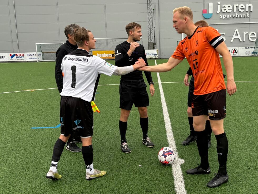 Peter Time greide ikkje å overlista Vard-keeperen på corner, men sistnevnte slapp inn ein direkte corner frå Truls Vagle.
 Foto: Gunnar U. Stangeland