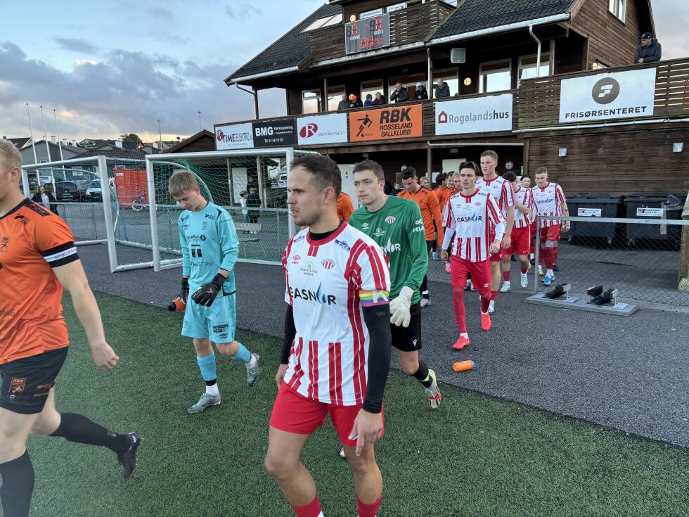 Kristian Hodne Tveit (16) var trygg og god med beina i sin første seriekamp frå start.
 Foto: Gunnar U. Stangeland