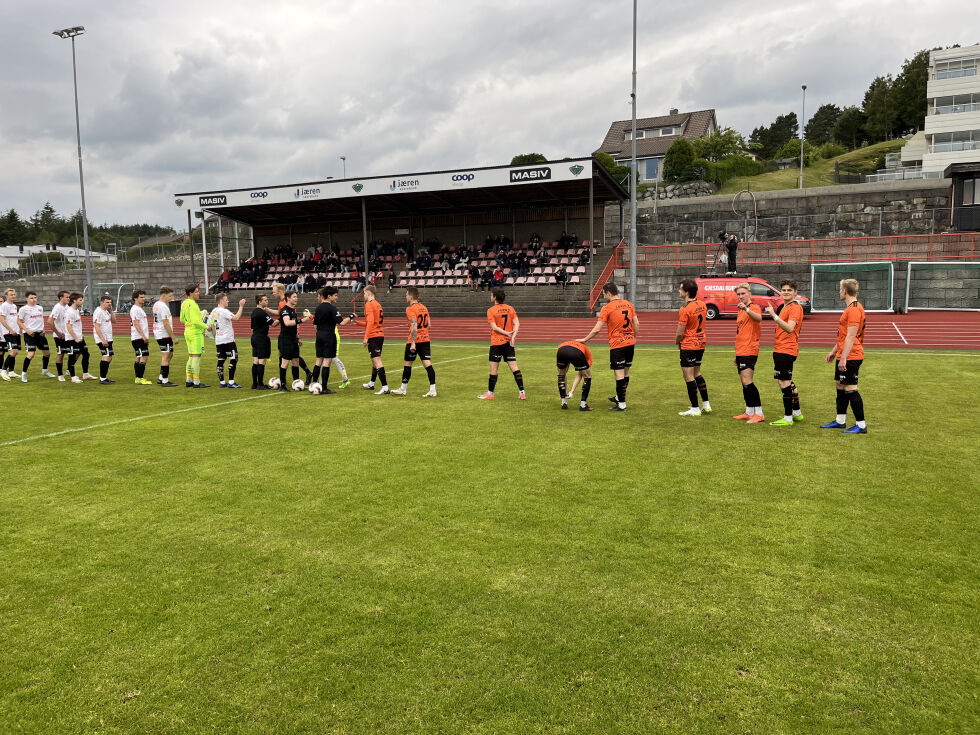 Flotte forhold, men lite publikum på plass for å sjå den tredje naboduellen på Frøyland i år.
 Foto: Gunnar U. Stangeland