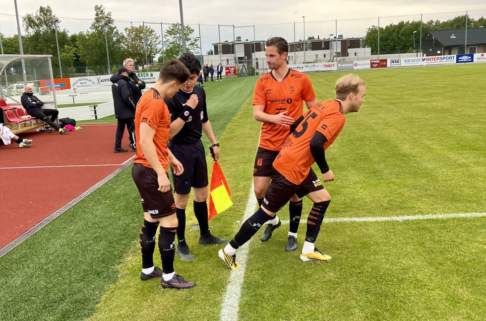 Herman Rugland har vore i USA sidan august, fredag gjorde han comeback den siste halve timen på midtbana til Rosseland. Øyvind Kverneland Braaten kom inn på spissplass for Sondre Hovland.
 Foto: Gunnar U. Stangeland